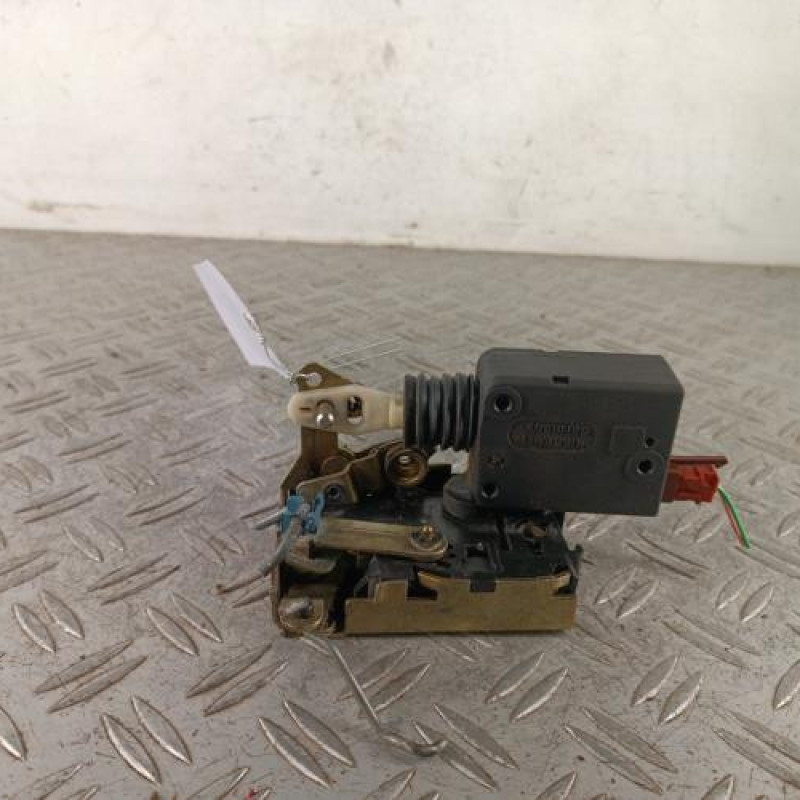 Serrure avant droit PEUGEOT 106