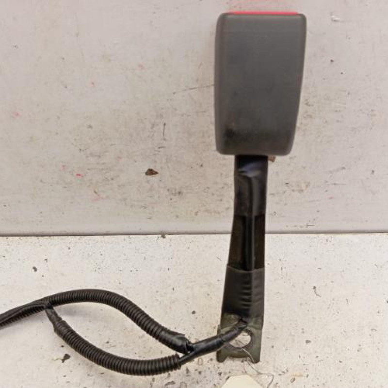 Attache ceinture avant droit TOYOTA YARIS 2
