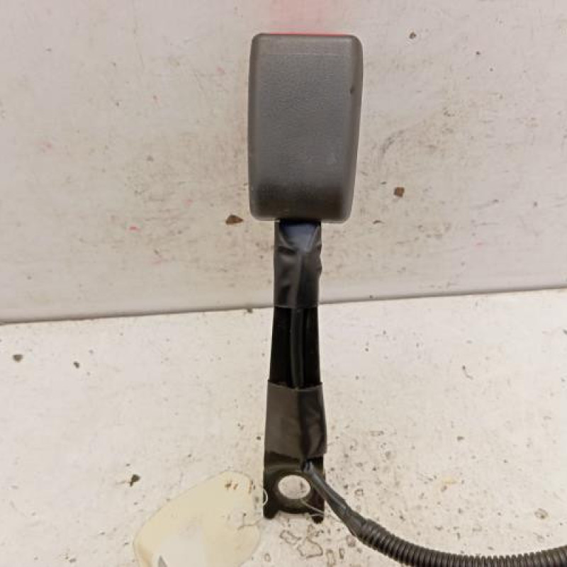 Attache ceinture avant gauche TOYOTA YARIS 2