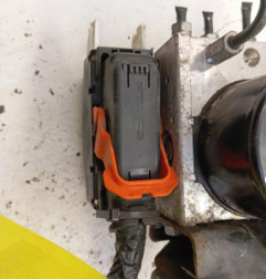 Bloc ABS (freins anti-blocage) TOYOTA YARIS 2 Photo n°3