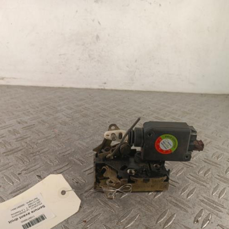 Serrure avant droit PEUGEOT 205