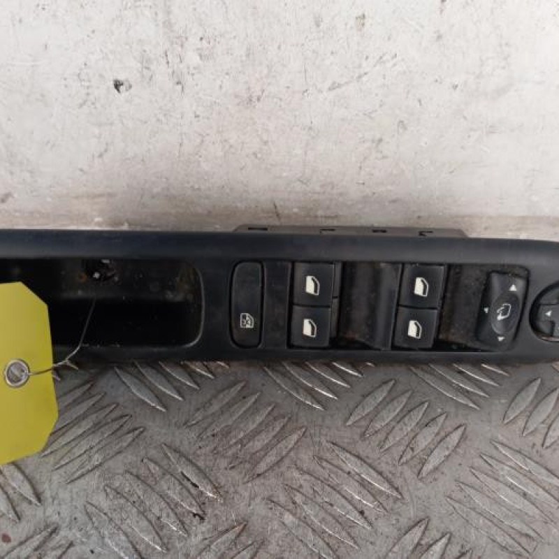 Interrupteur de leve vitre avant gauche PEUGEOT 5008 1