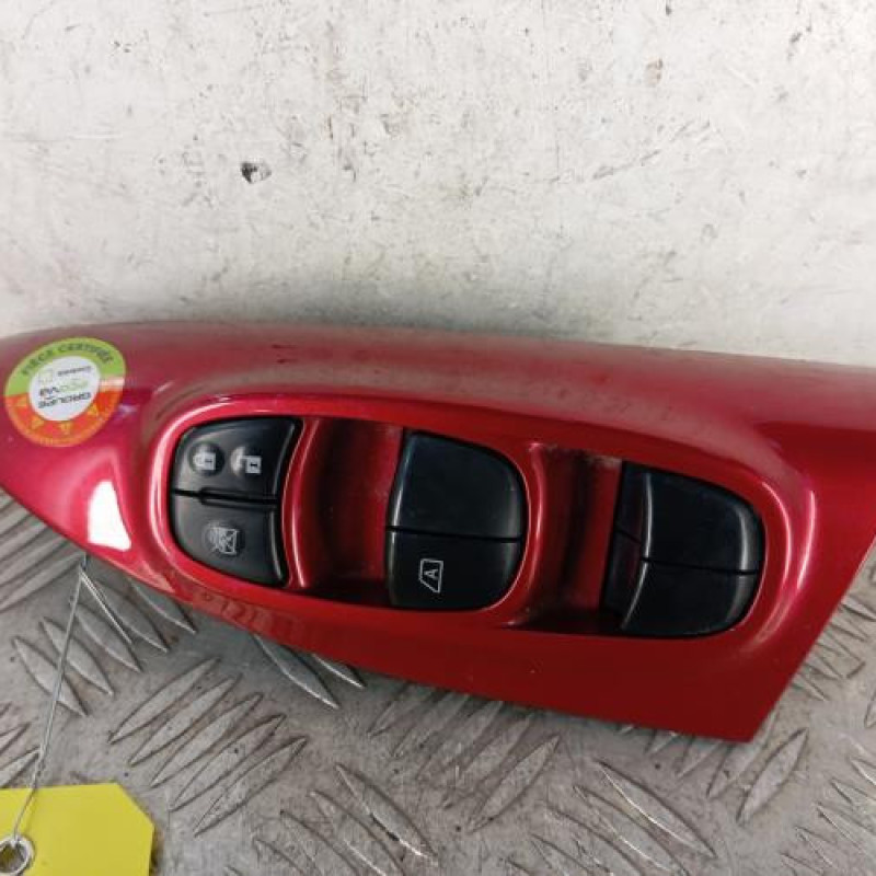 Interrupteur de leve vitre avant gauche NISSAN JUKE 1