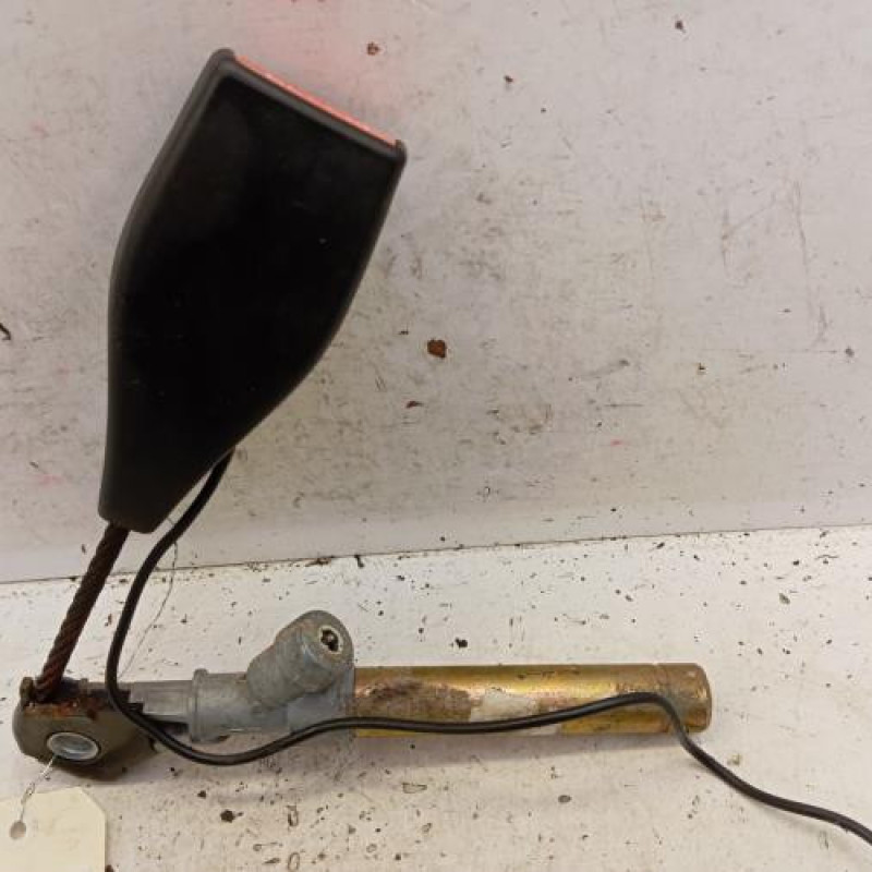 Attache ceinture avant gauche RENAULT CLIO 2