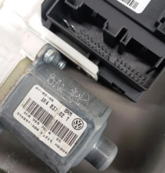 Leve vitre electrique avant droit VOLKSWAGEN GOLF 5 Photo n°1