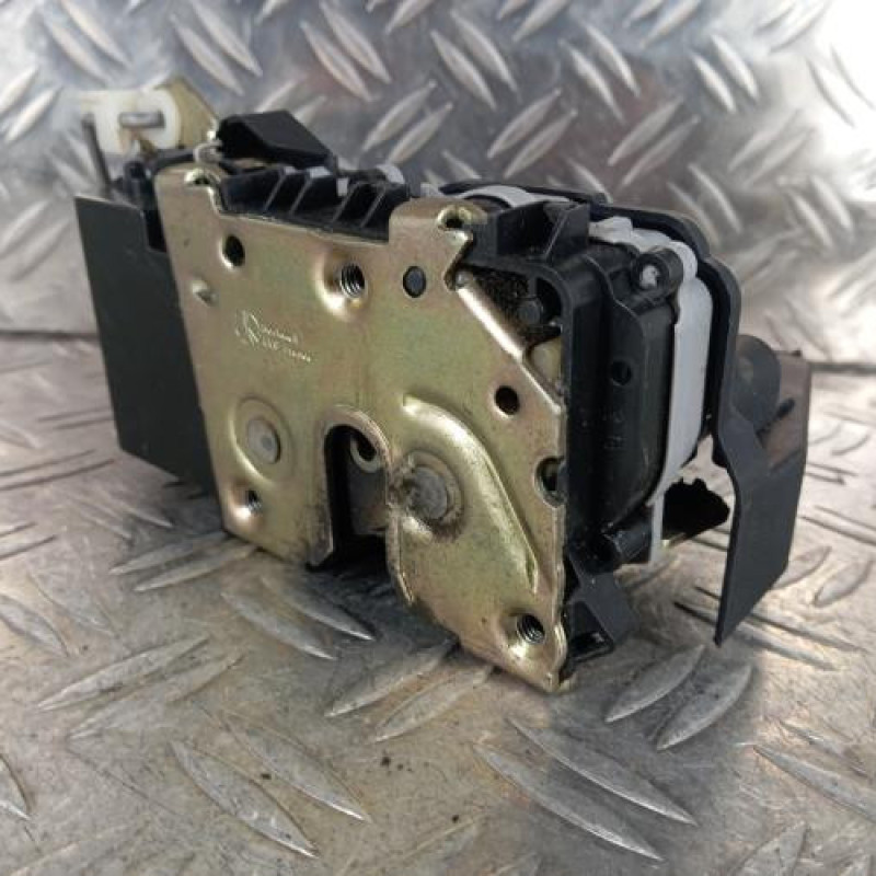 Serrure avant droit PEUGEOT 307