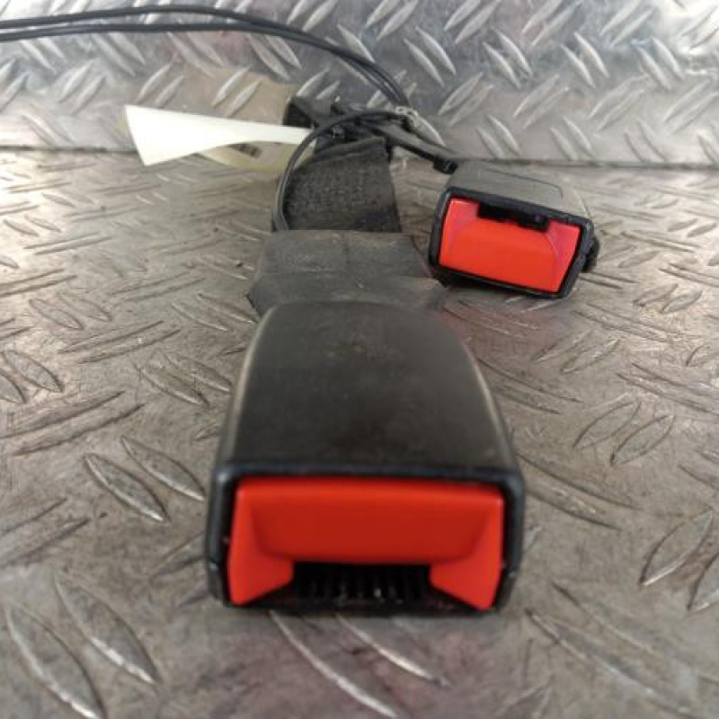 Attache ceinture arriere droit PEUGEOT 3008 1