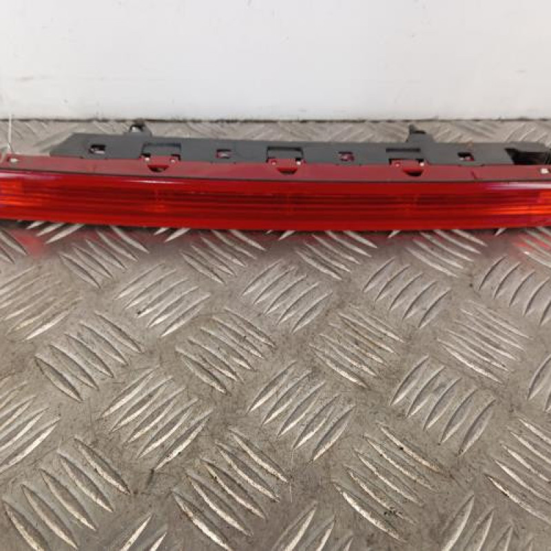Feu arriere stop central PEUGEOT 5008 1