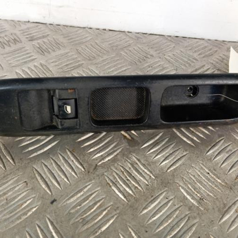 Interrupteur de leve vitre avant droit PEUGEOT 5008 1