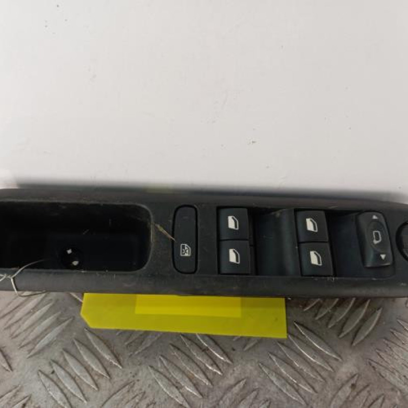 Interrupteur de leve vitre avant gauche PEUGEOT 5008 1