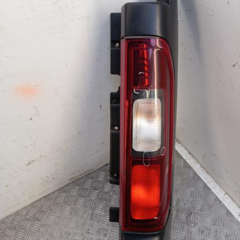 Feu de pare choc arriere droit RENAULT TRAFIC 3