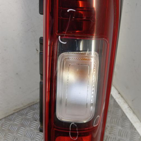 Feu de pare choc arriere droit RENAULT TRAFIC 3