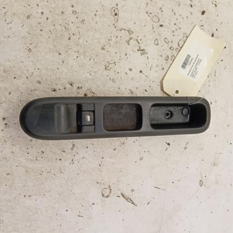 Interrupteur de leve vitre avant gauche PEUGEOT 5008 1
