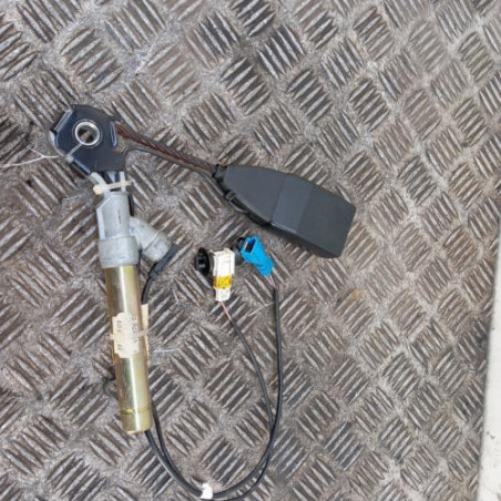 Attache ceinture avant gauche RENAULT CLIO 2 Photo n°1