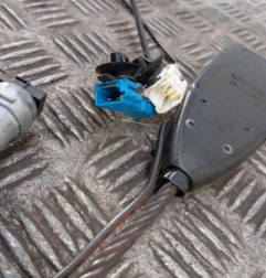 Attache ceinture avant gauche RENAULT CLIO 2 Photo n°3