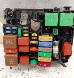 Porte fusible PEUGEOT 208 2 Photo n°1