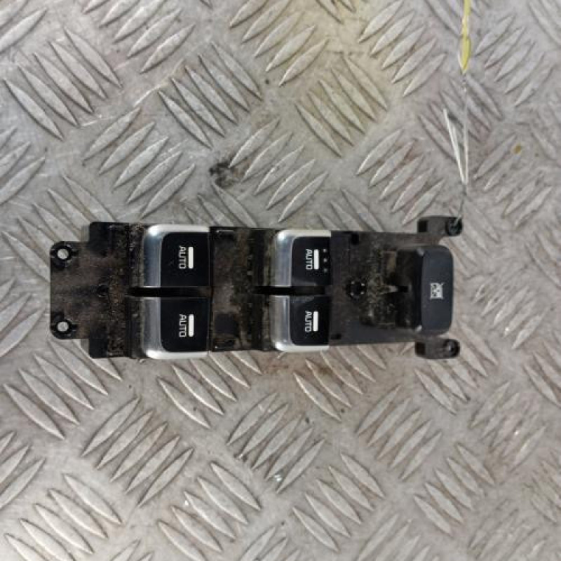 Interrupteur de leve vitre avant gauche KIA CARENS 4