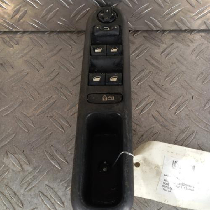 Interrupteur de leve vitre avant gauche PEUGEOT 5008 1