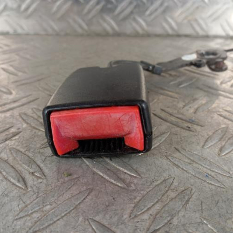 Attache ceinture arriere gauche PEUGEOT 5008 1