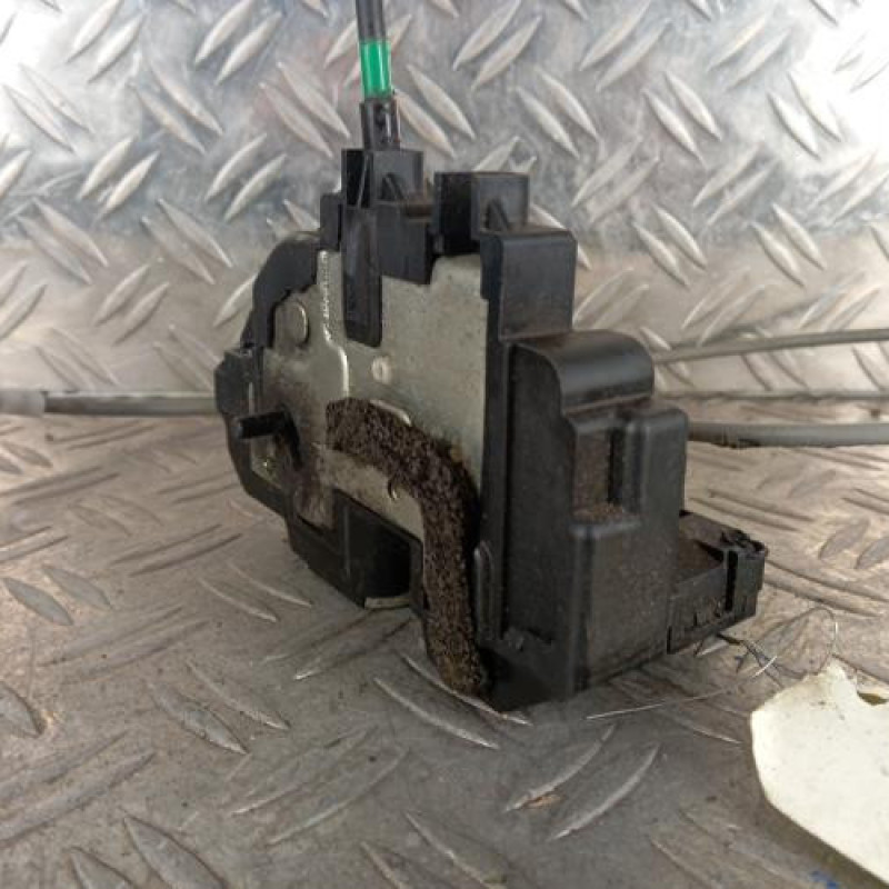 Serrure arriere droit NISSAN QASHQAI 1