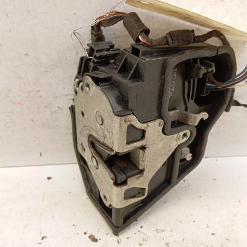 Serrure avant droit BMW SERIE 1 E87 Serrure avant droit BMW SERIE 1 E87