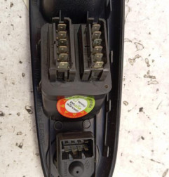 Interrupteur de leve vitre avant gauche RENAULT CLIO 2 Photo n°3