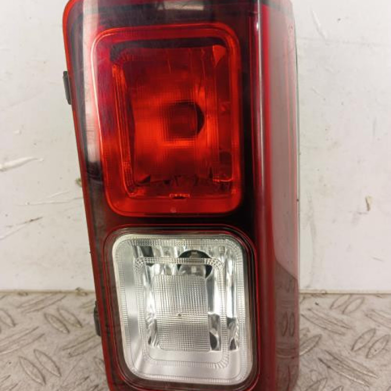 Feu de pare choc arriere gauche NISSAN NV300