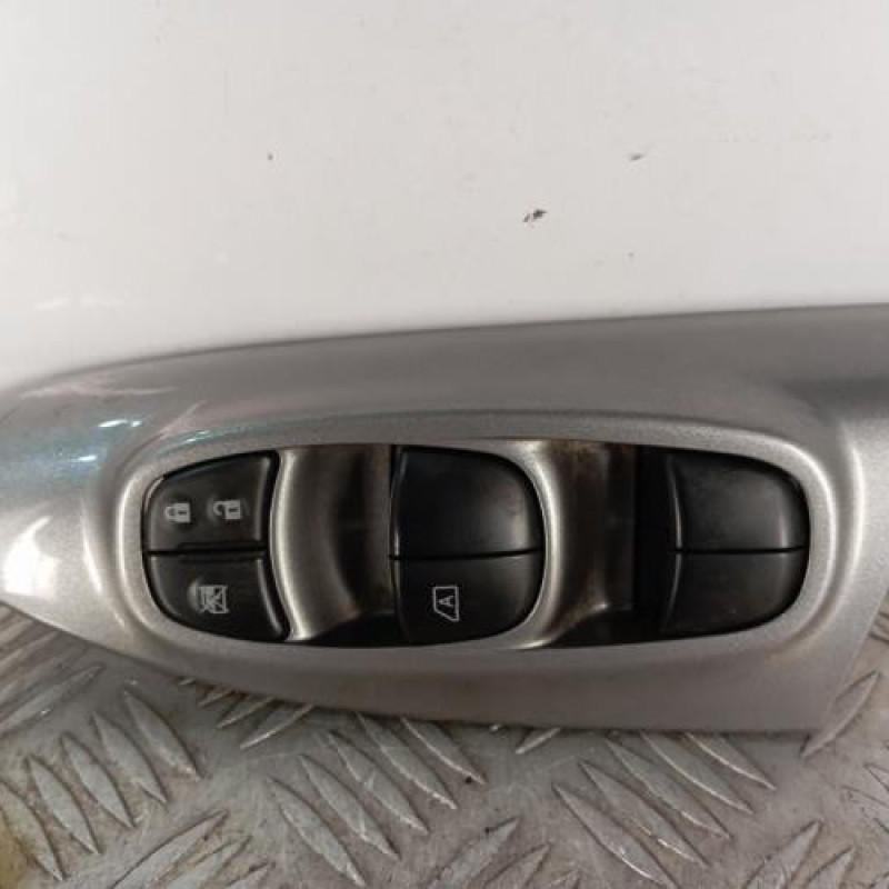 Interrupteur de leve vitre avant gauche NISSAN JUKE 1