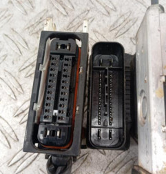 Bloc ABS (freins anti-blocage) TOYOTA YARIS 2 Photo n°4