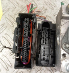 Bloc ABS (freins anti-blocage) DACIA SANDERO 1 Photo n°4