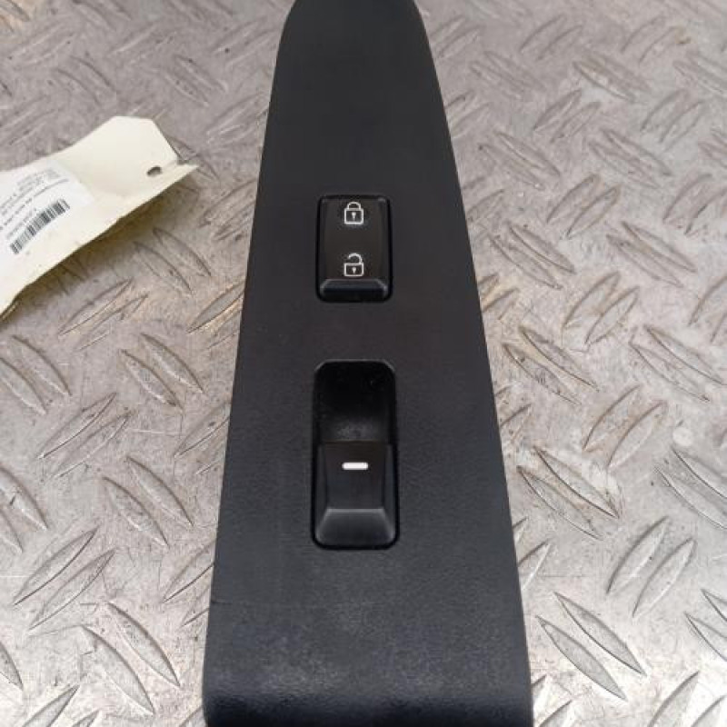 Interrupteur de leve vitre avant droit KIA SPORTAGE 3