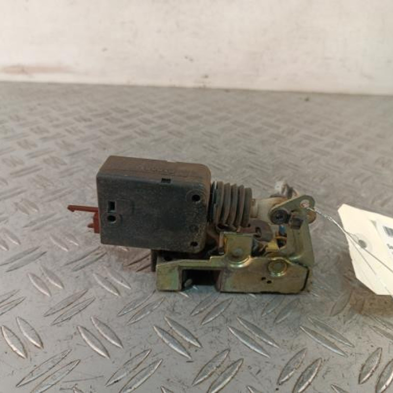 Serrure avant droit PEUGEOT 106