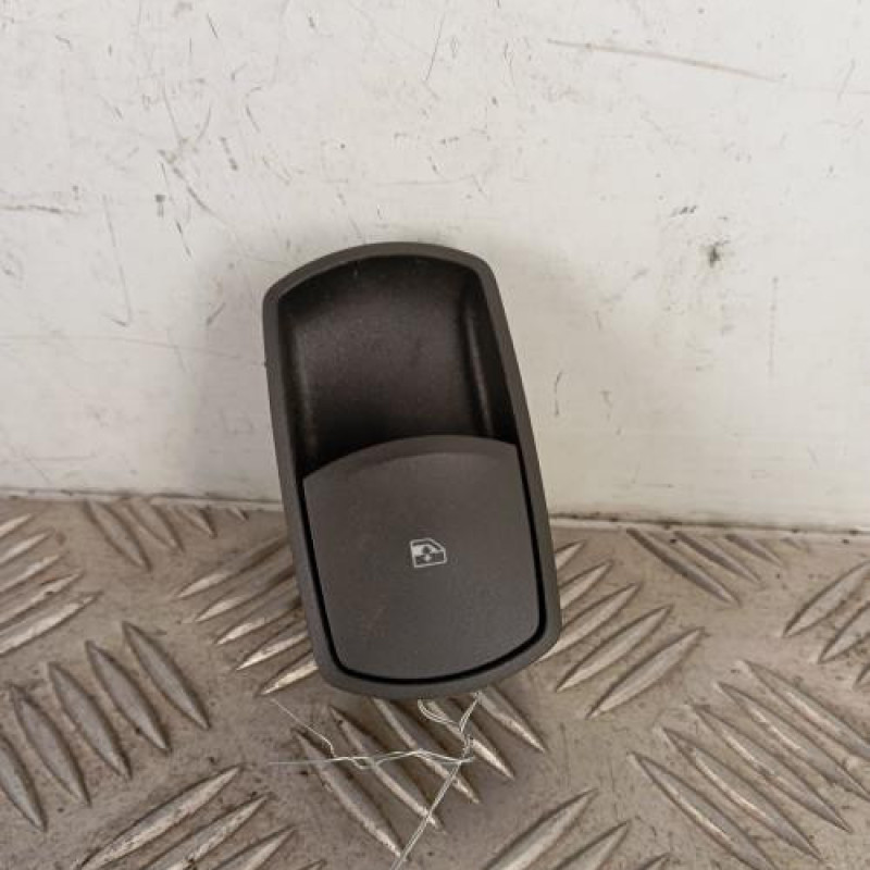 Interrupteur de leve vitre avant droit OPEL CORSA D