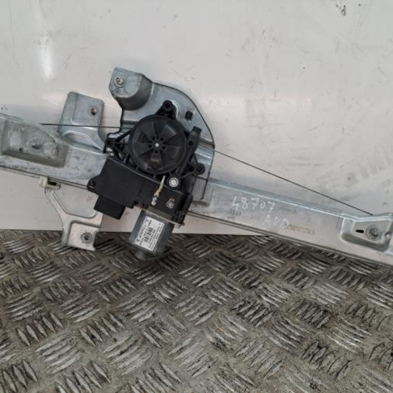 Leve vitre electrique avant droit PEUGEOT 2008 1