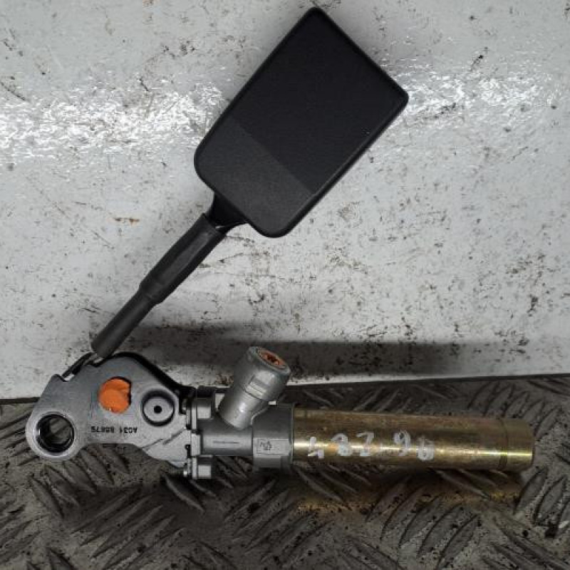 Attache ceinture avant gauche PEUGEOT 106