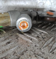 Attache ceinture avant gauche PEUGEOT 106 Photo n°4