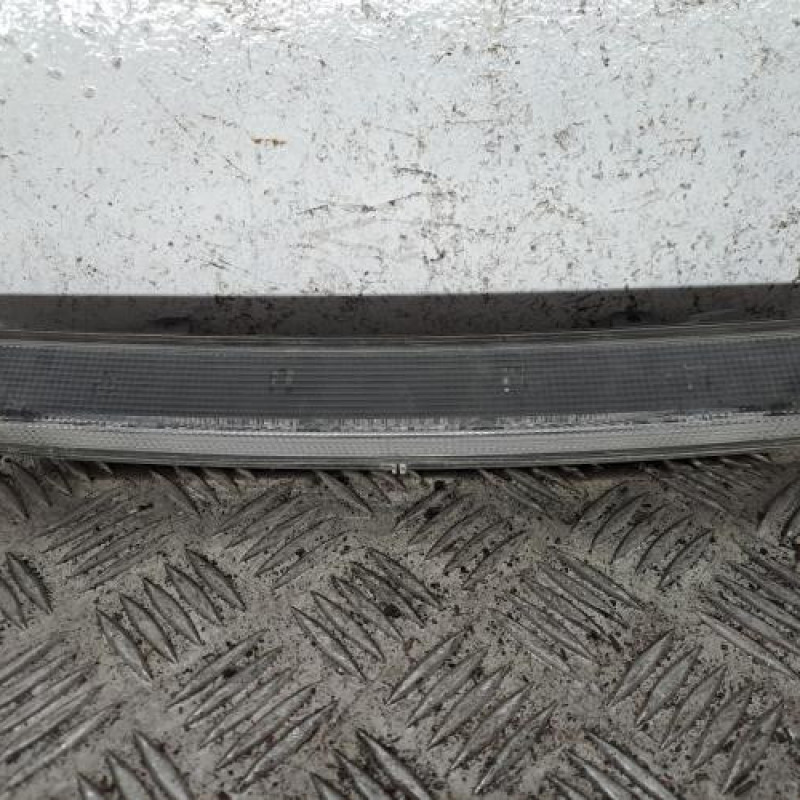 Feu arriere stop central PEUGEOT 3008 1