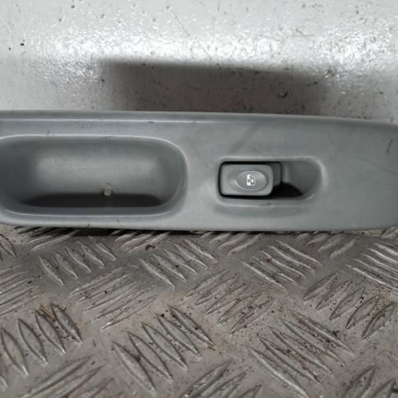 Interrupteur de leve vitre avant droit RENAULT TWINGO 1