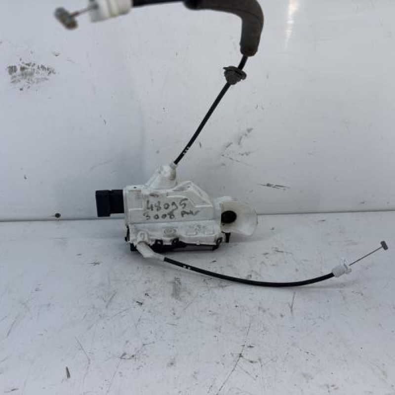 Serrure avant droit PEUGEOT 3008 1