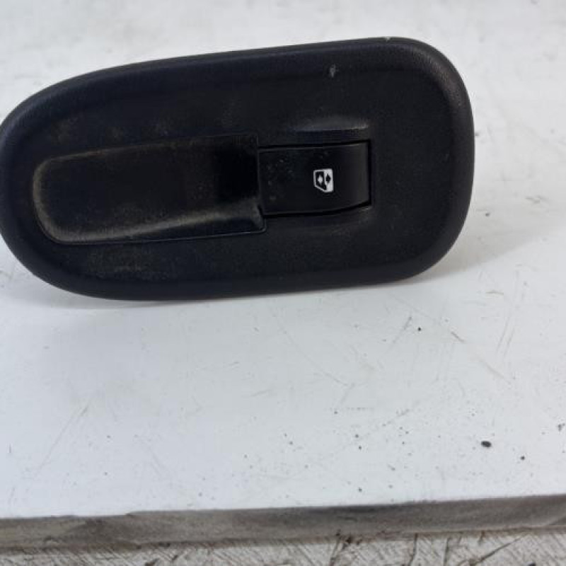 Interrupteur de leve vitre avant droit RENAULT CAPTUR 1