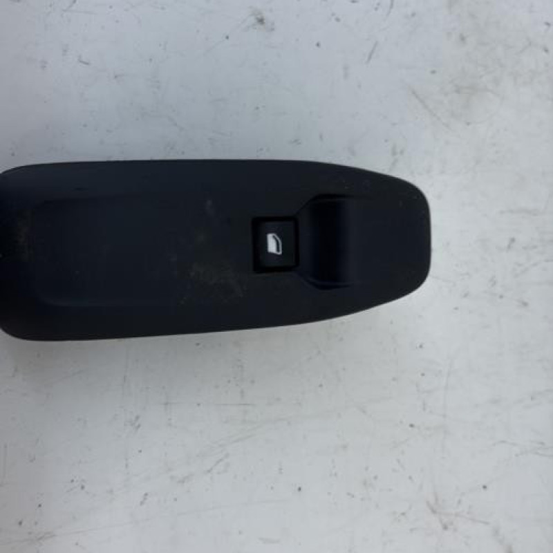 Interrupteur de leve vitre avant droit PEUGEOT 2008 1