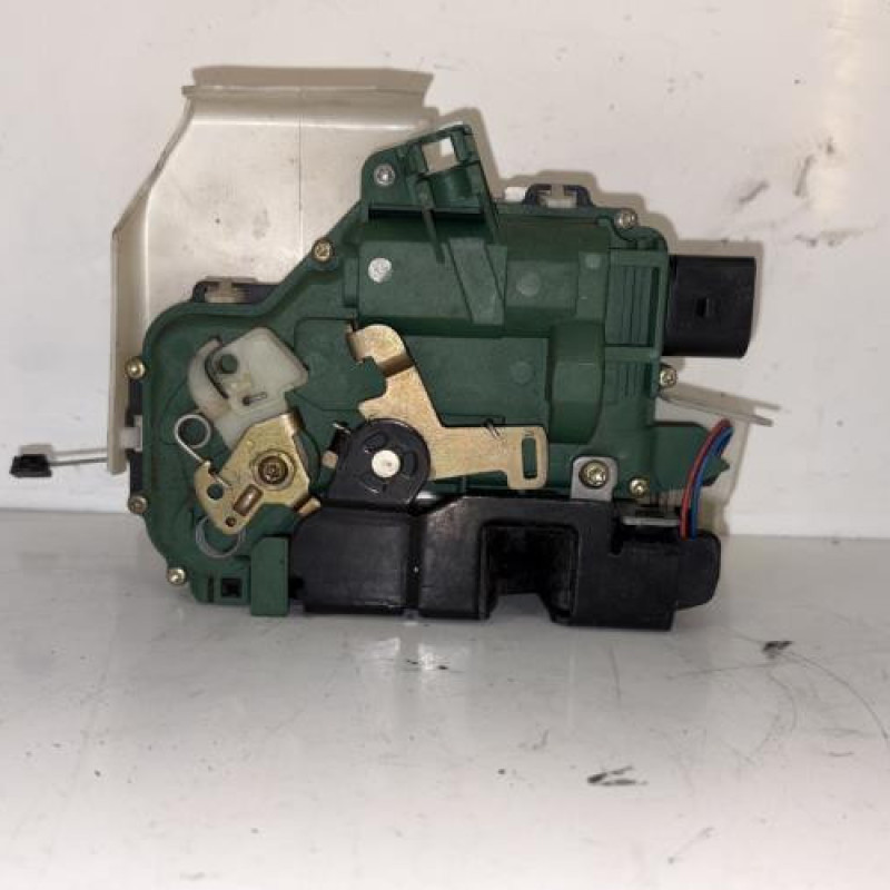 Serrure avant gauche VOLKSWAGEN PASSAT 4