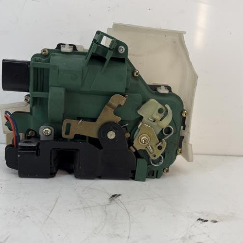 Serrure avant droit VOLKSWAGEN PASSAT 4