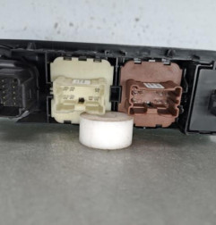 Interrupteur de leve vitre avant gauche RENAULT CLIO 4