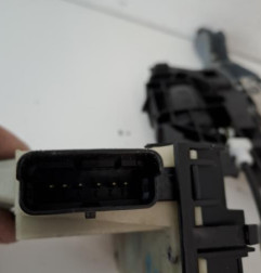 Serrure avant droit PEUGEOT 208 1