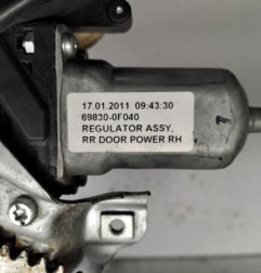 Leve vitre electrique arriere droit TOYOTA VERSO Photo n°4