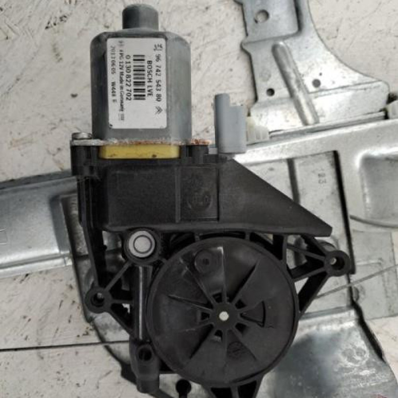 Leve vitre electrique avant droit PEUGEOT 208 1