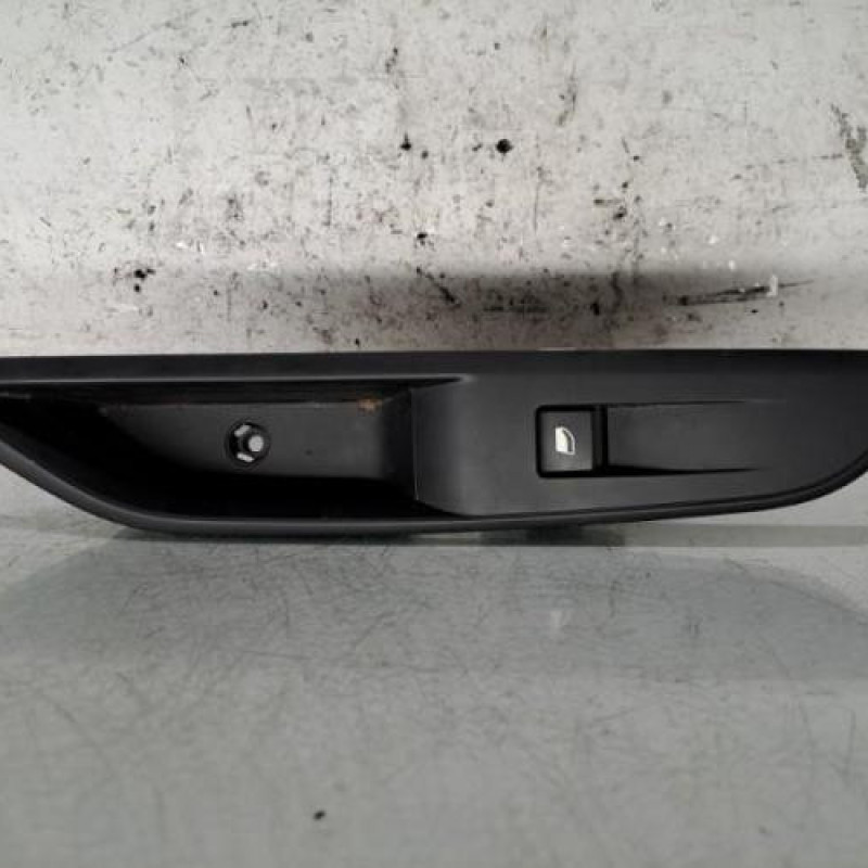 Interrupteur de leve vitre arriere droit PEUGEOT 3008 2