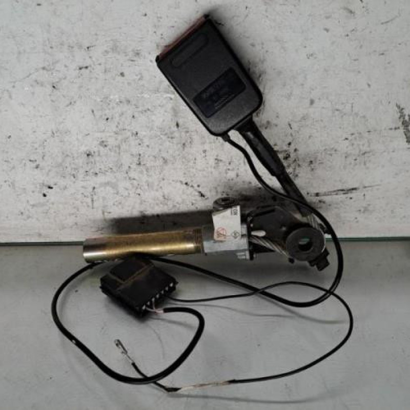 Attache ceinture avant gauche RENAULT MEGANE 1
