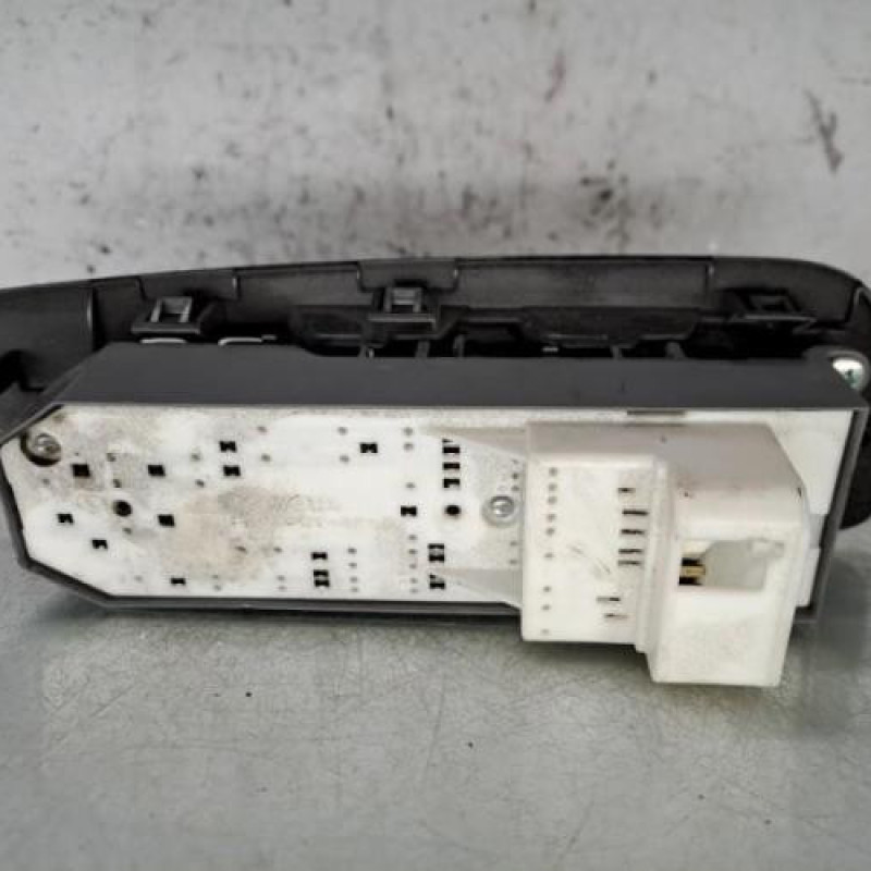 Interrupteur de leve vitre avant gauche TOYOTA AURIS 1